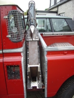  Notice strengthener bars under bottom plate and hose retaining rod between beam and cab.